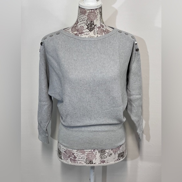 🛍️CARMEN MARC VALVO Light gray bat wing sweater size S. - Picture 8 of 12